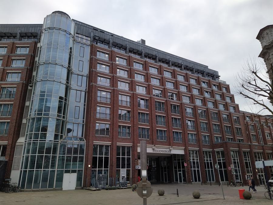 The brick and glass front of the Steigenberger Hotel Hamburg on the Heiligengeistbrücke
