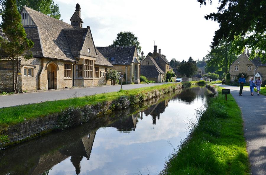 The River Eye running between stone houses at Lower Slaughter