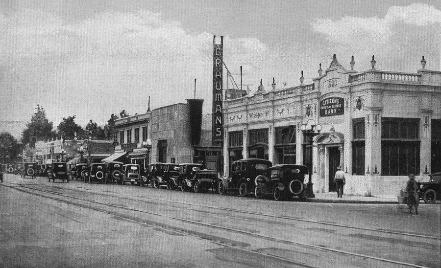 Black and white view of a crowd in the courtyard of a newly built Egyptian-style cinema